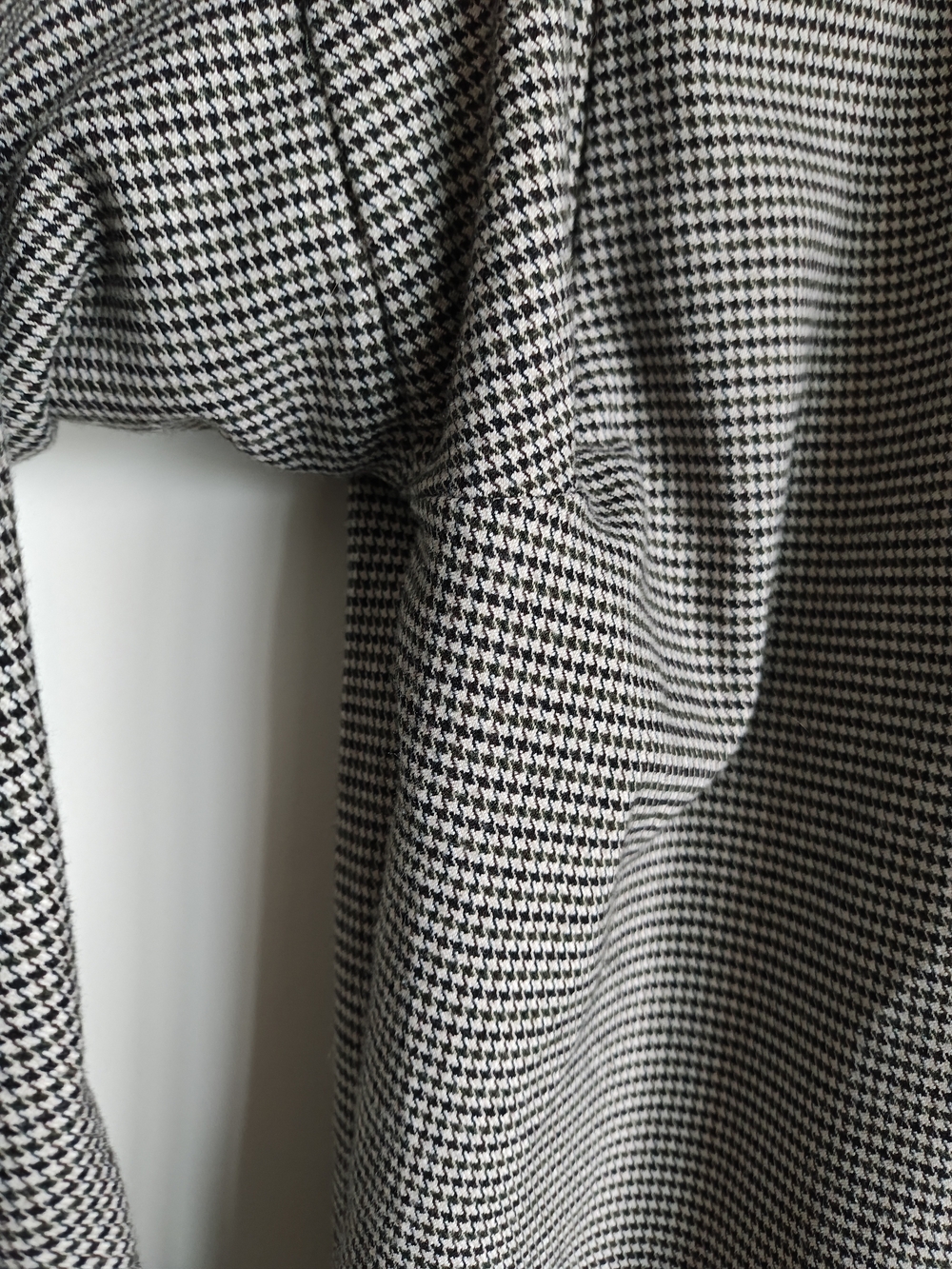 Harlow High-Waist 14,5," Paperbag Trousers in Taupe Houndstooth - Picture 6 of 12